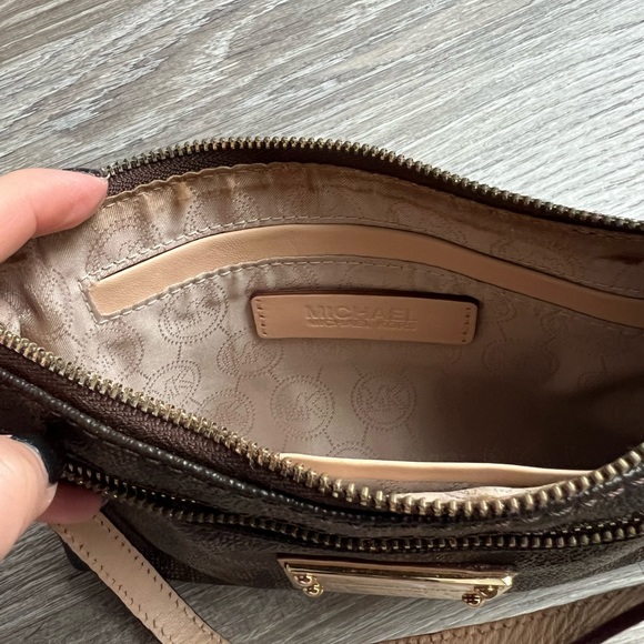 Michael Kors Pebbled Leather Monogram Print 2 Pocket Mini - Picture 5 of 6